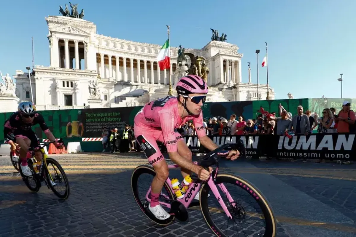 Giro d’Italia 2025, storica chiusura in Vaticano: trionfa Simon Yates - © Ansa