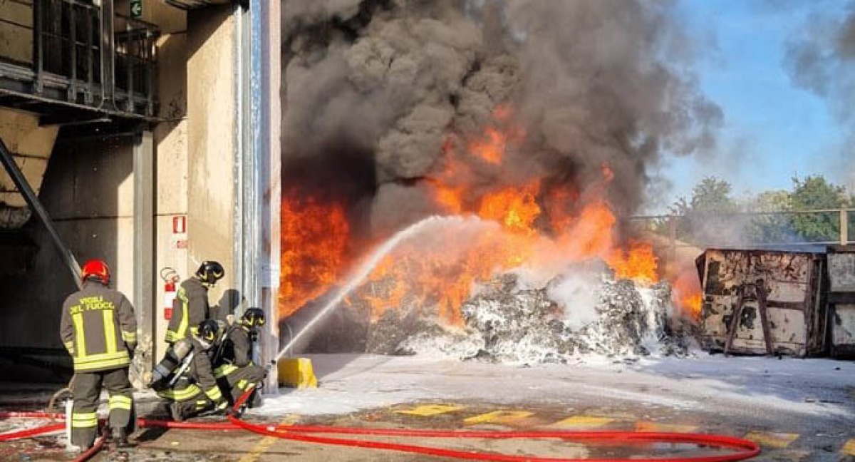 Incendio nello stoccaggio del termovalorizzatore: "Chiudete finestre per precauzione"