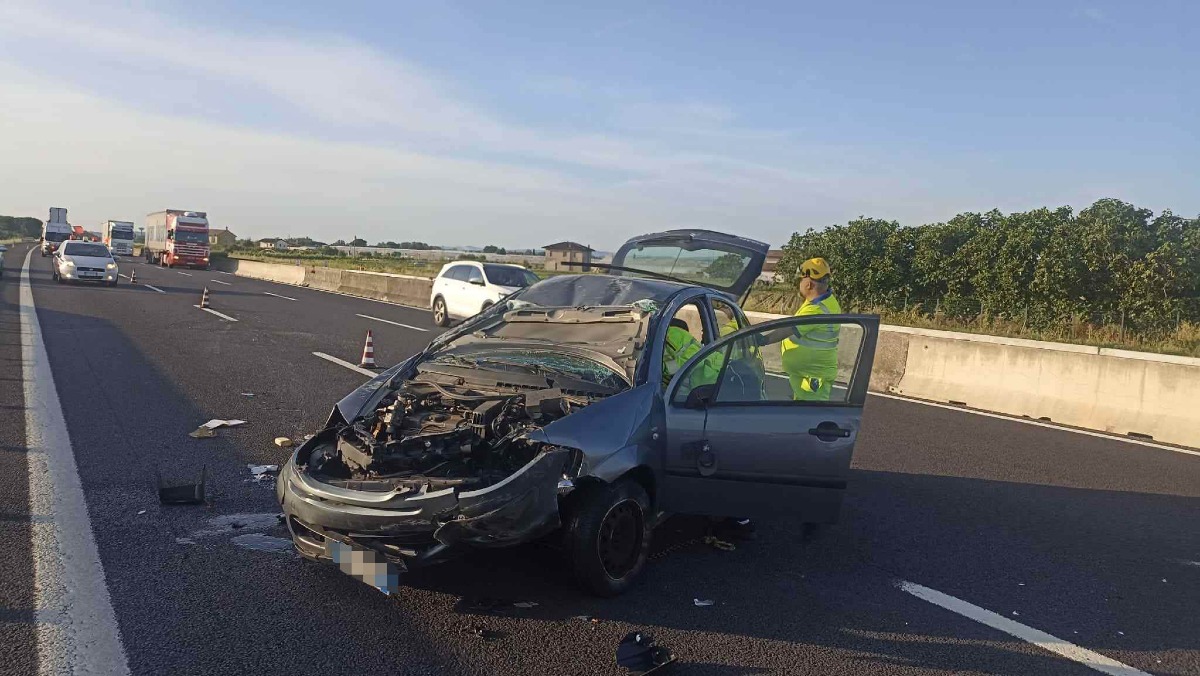 Auto si ribalta sull'A-14, code di 3 km tra Rimini Nord e Valle del Rubicone - PH www.altarimini.it