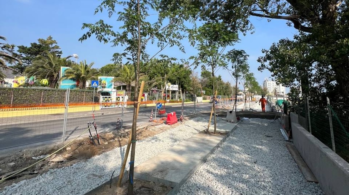 Riccione: pronto il primo tratto di Viale Ceccarini. Riapre anche una parte del Lungomare -