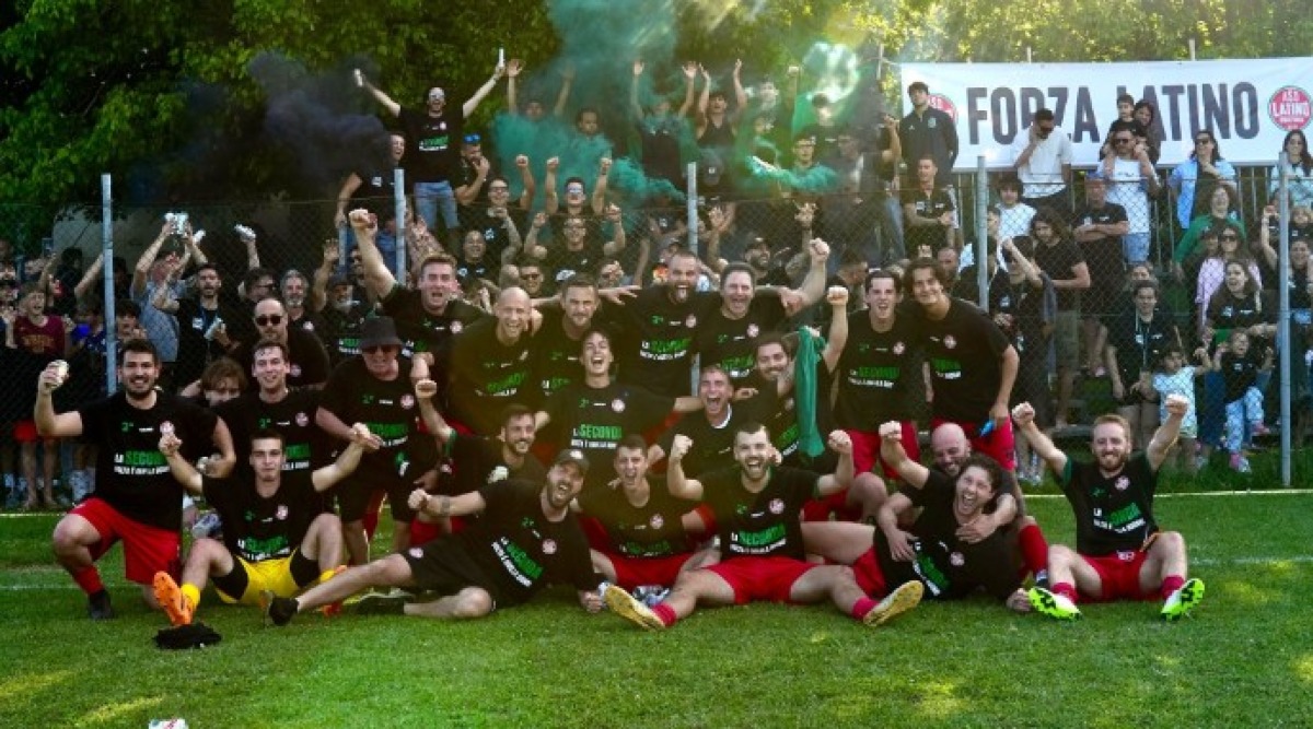 Calcio Terza, il Latino vince la finale playoff: spera nel ripescaggio - Il Latino festeggia con i suoi tifosi