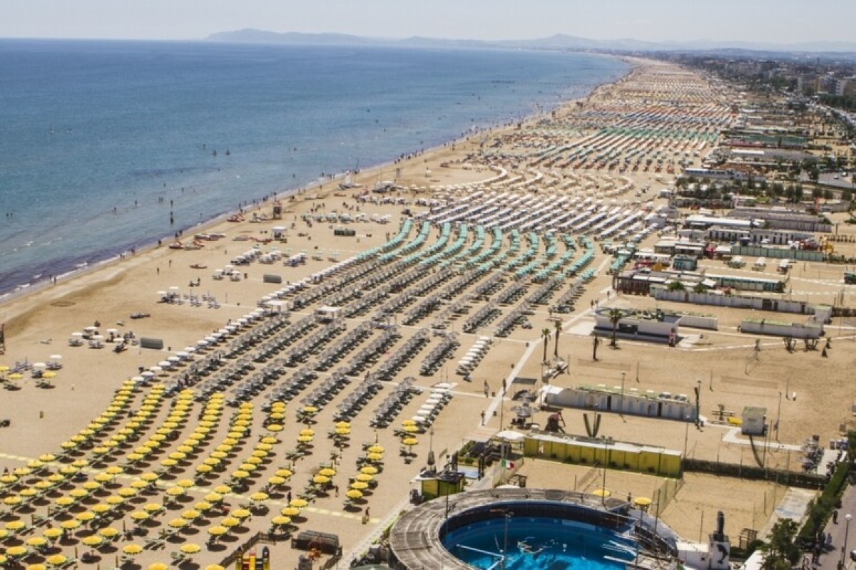 Quando la Riviera si Spegne: Il Fascino del Gioco Online nelle Serate Riminese - Foto ANSA