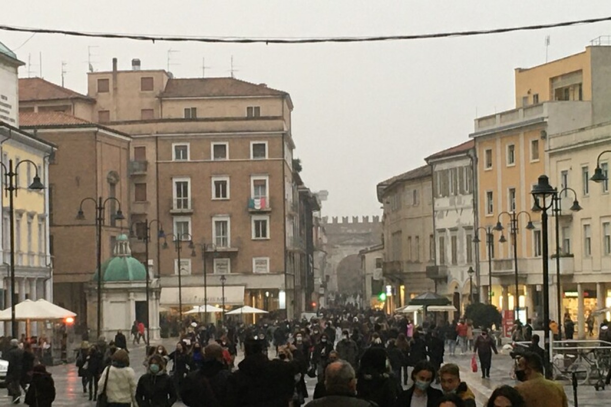 Rimini di Notte: Come i Residenti Stanno Scoprendo il Divertimento del Gioco Online Serale - Foto Ansa