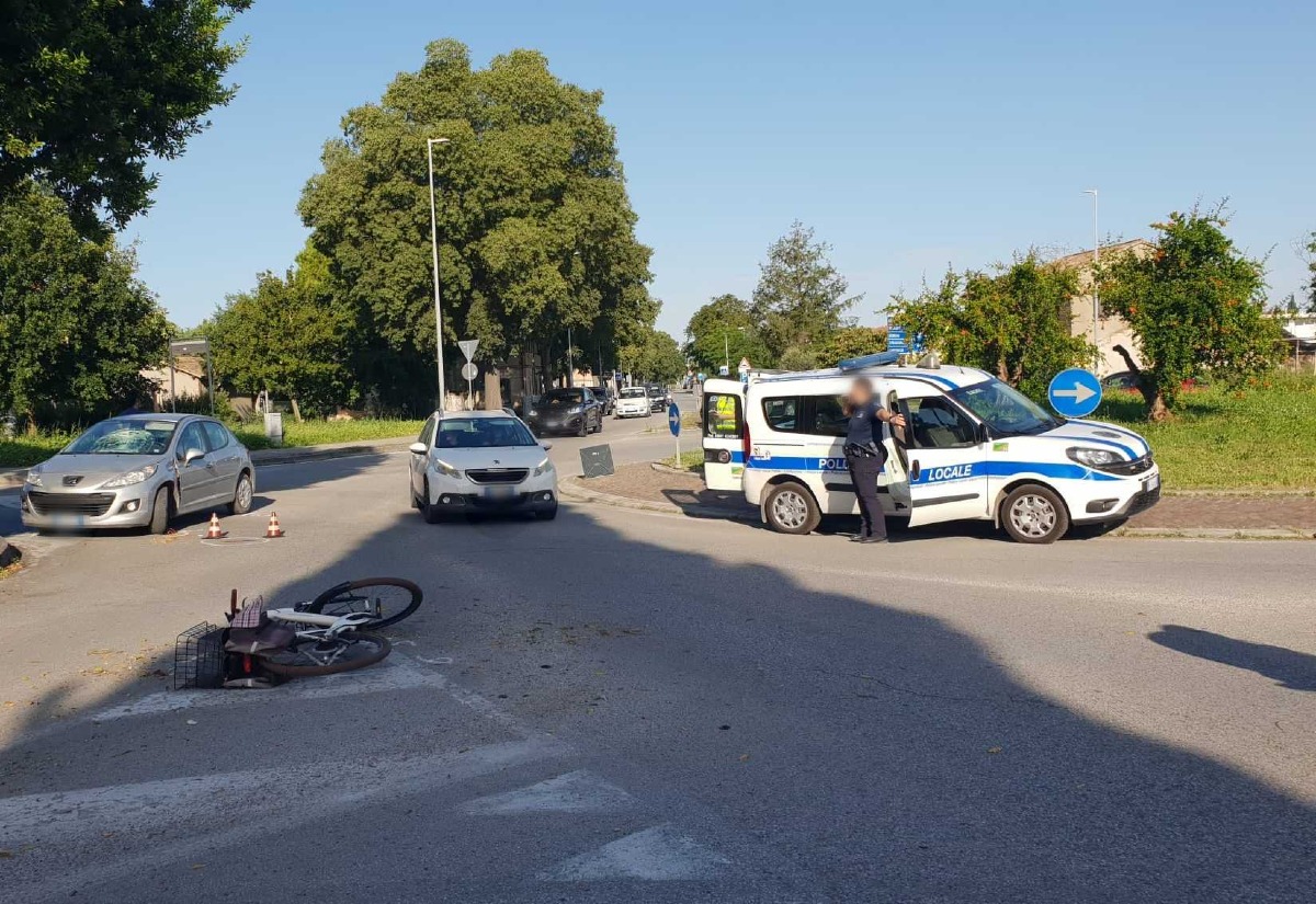 Scontro auto-bici a Santarcangelo: interviene l'elisoccorso