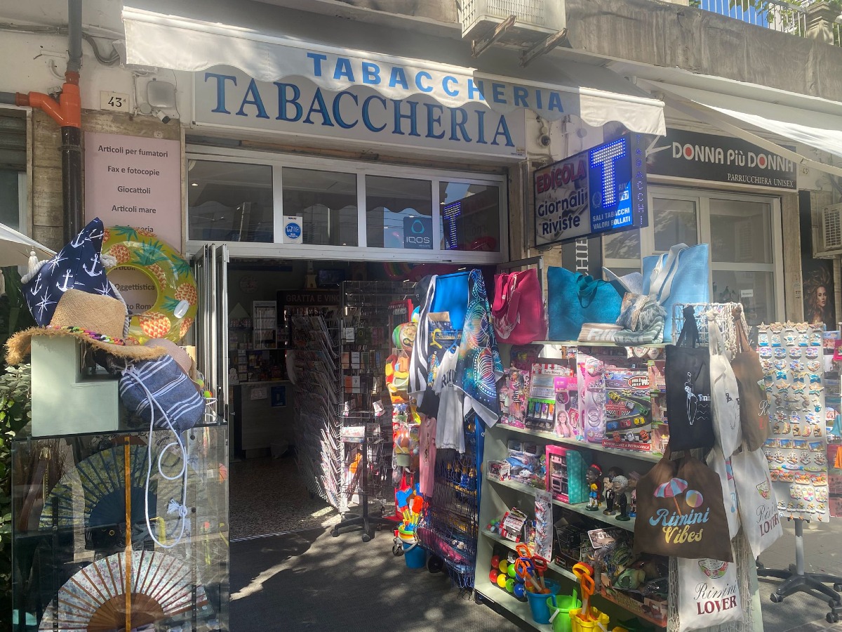 Rapina choc in tabaccheria, il titolare insegue il bandito: lui gli punta la pistola per fuggire