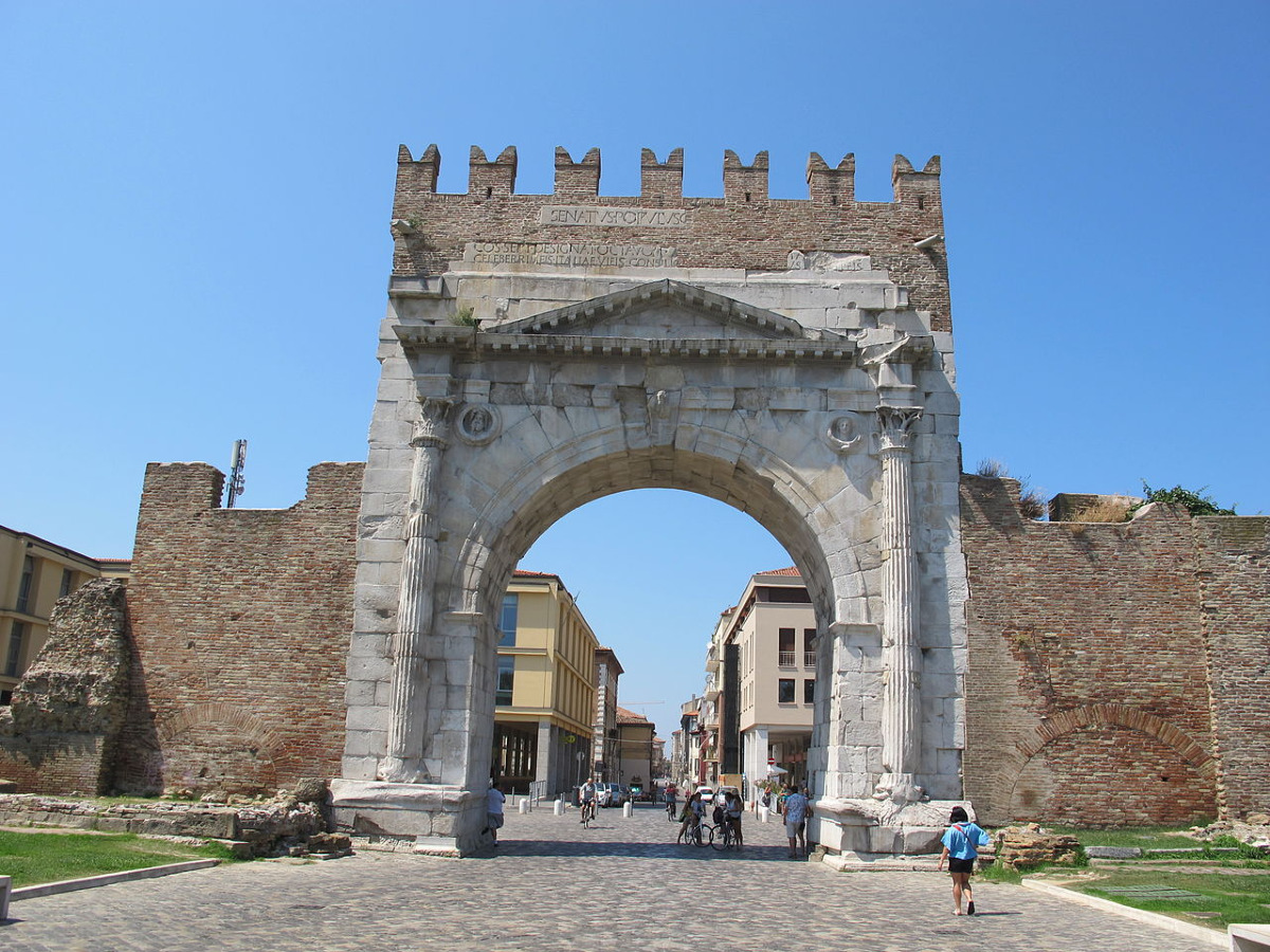 Un monumento che sfida la storia | L'Arco di Augusto di Rimini e l'enigma che stupisce gli esperti - Foto: Sailko/Wikipedia