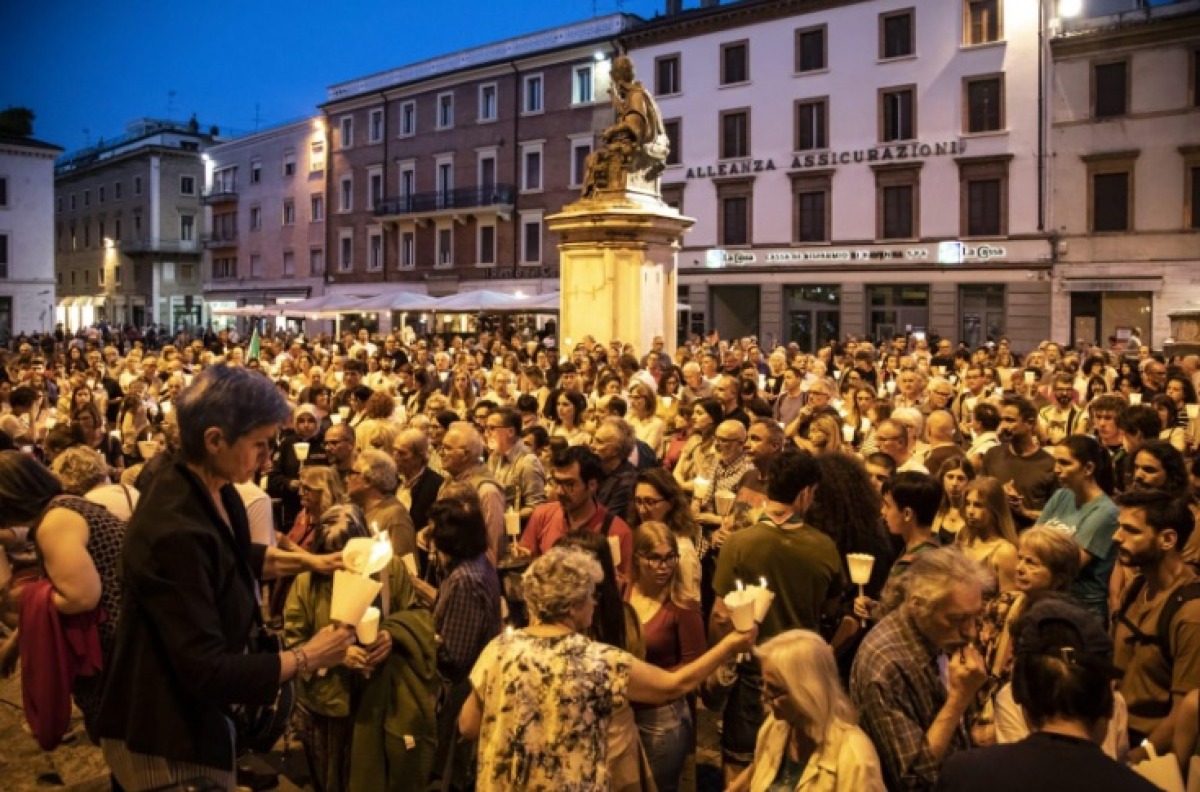 Oltre 2.000 fiaccole per la pace: Rimini si illumina contro la guerra - ph Debora Vendemini e Andrea Shinigami