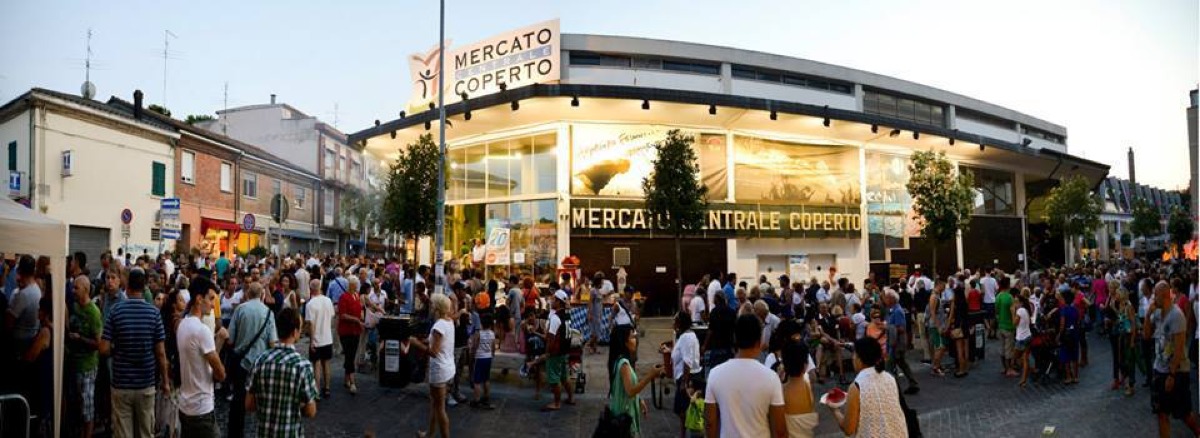 Rissa al mercato coperto di Rimini: fermato uomo con decreto di espulsione