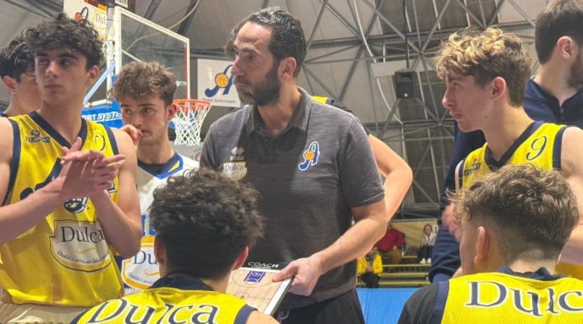 Basket C, divorzio tra Angels e coach Alberto Serra - Alberto Serra durante un time out