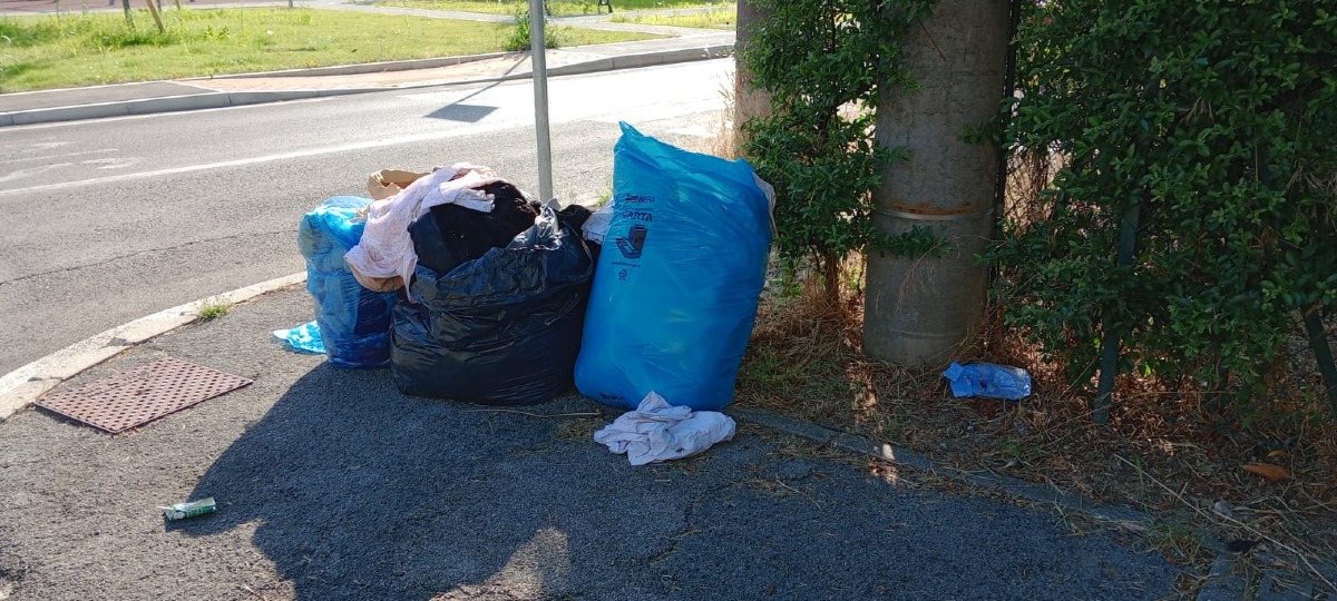 Rimini, sacchi di rifiuti abbandonati in strada. La segnalazione -