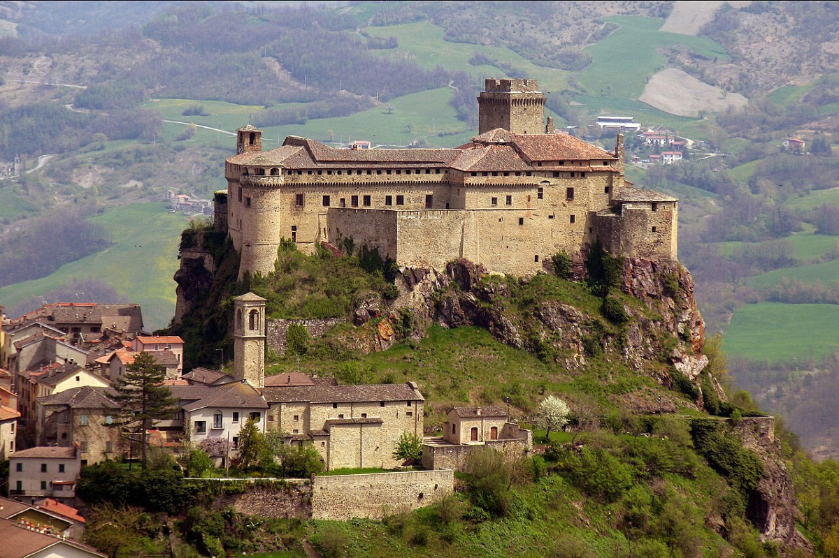 C'è un castello in Romagna che sta rivelando ciò che nessuno sapeva | Amori, fantasmi e ombre nel cuore della fortezza - Foto: Filippo Aneli/Wikipedia