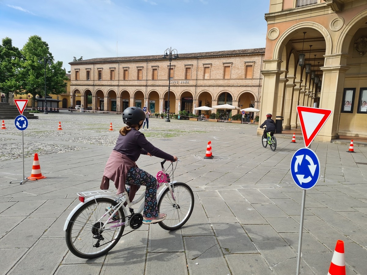 A lezione di educazione stradale, la Polizia insegna ai più piccoli in Valmarecchia -