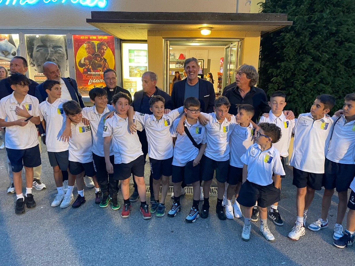 Pennabilli celebra Sport con Gioia: "Giovani: potete vivere meglio di così" - I giovani calciatori del Novafeltria con gli ospiti di Sport con Gioia