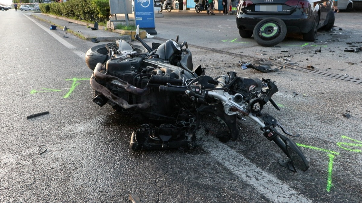Incidente sulla Via Flaminia: grave motociclista, ferito anche l'automobilista