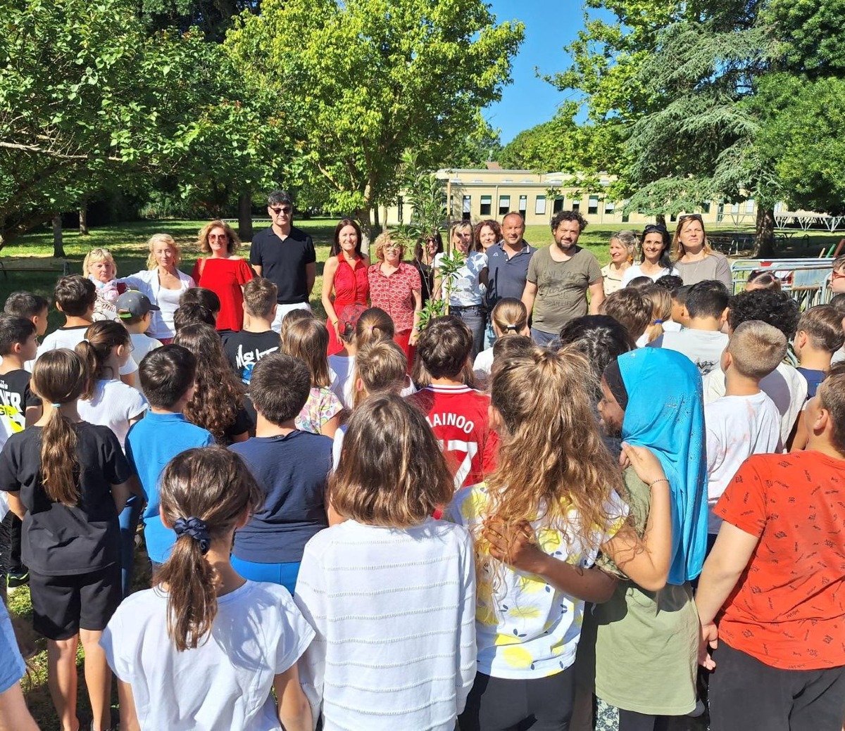 Gli alunni di San Giovanni in Marignano piantano un albero per Wangari Maathai -