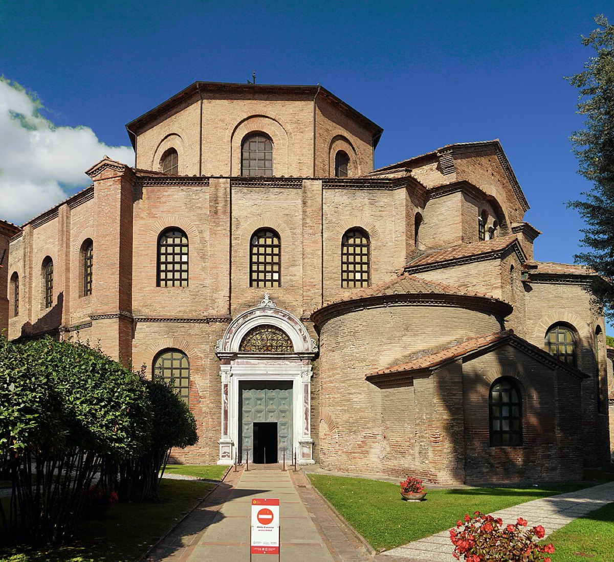 A Ravenna c'è una Basilica che ha lasciato il mondo senza parole | Ha ispirato persino Dante e Klimt - Foto: Commonists/Wikipedia