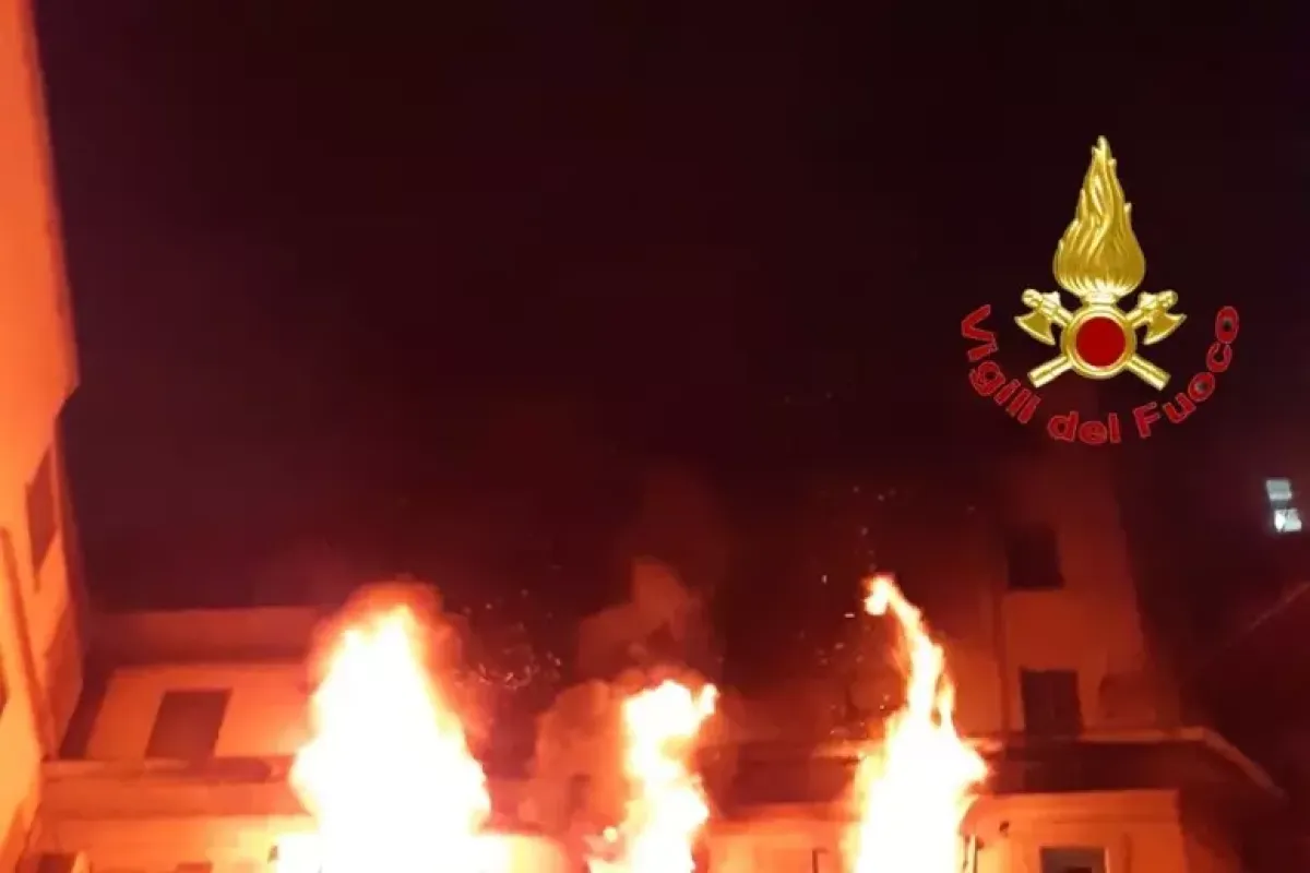 Milano, donna si lancia dal quarto piano per sfuggire a un incendio -