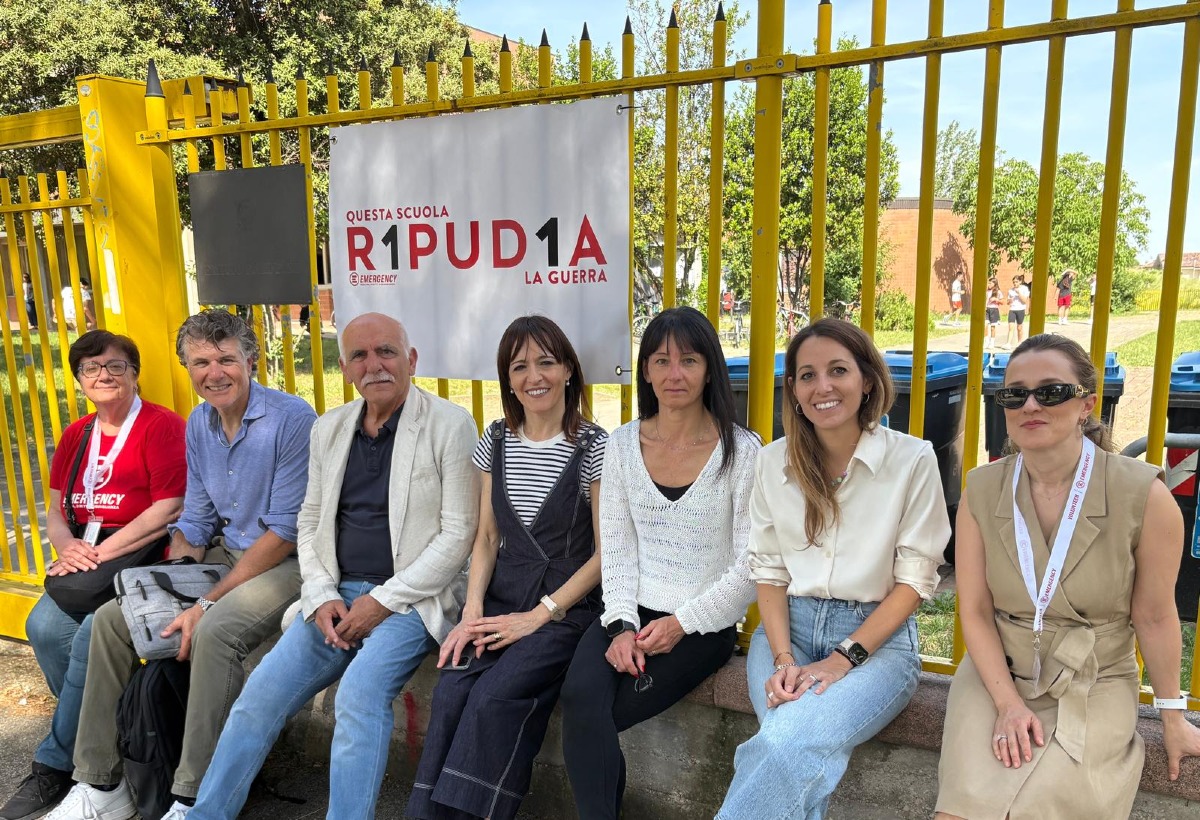 “Questa scuola ripudia la guerra”: il chirurgo di Emergency incontra gli studenti di Cattolica -
