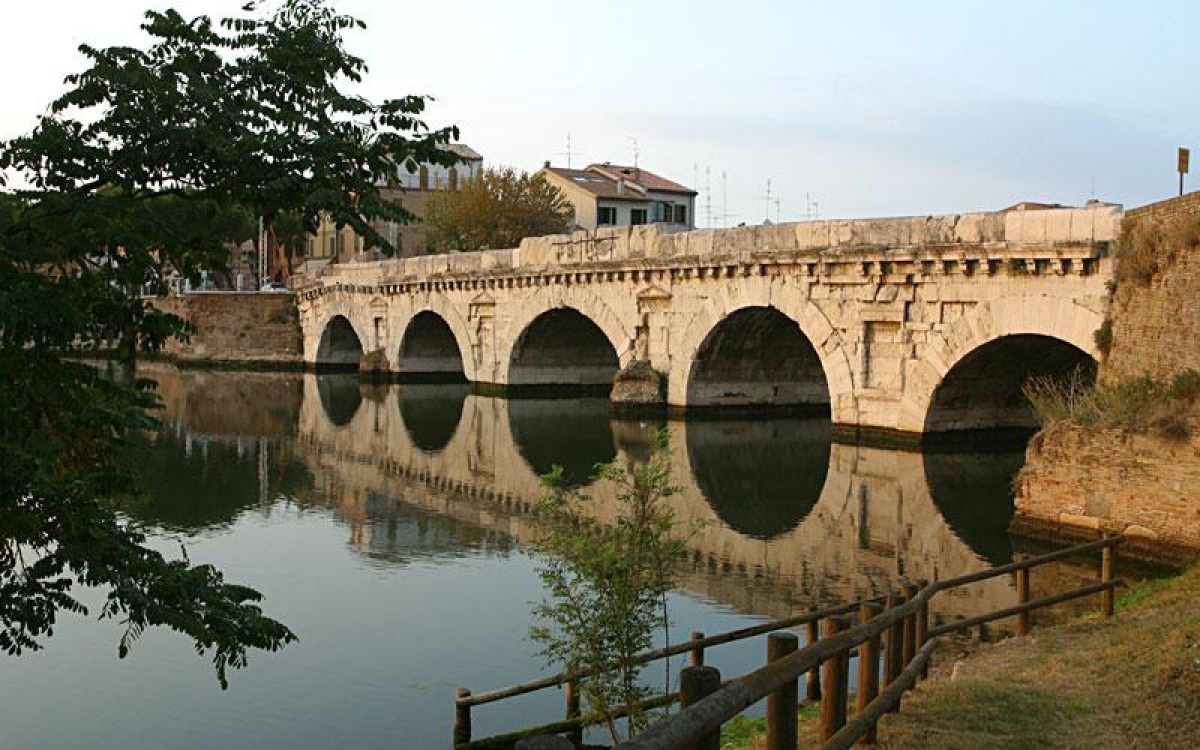 Pulizia e nuova illuminazione: il Ponte di Tiberio sarà rimesso a nuovo -
