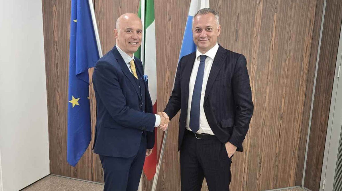 Il commercio riminese "spinge" sull'aeroporto: "Strategico per potenziare il turismo" - Stretta di mano tra Zanzini e Corbucci al termine dell'incontro
