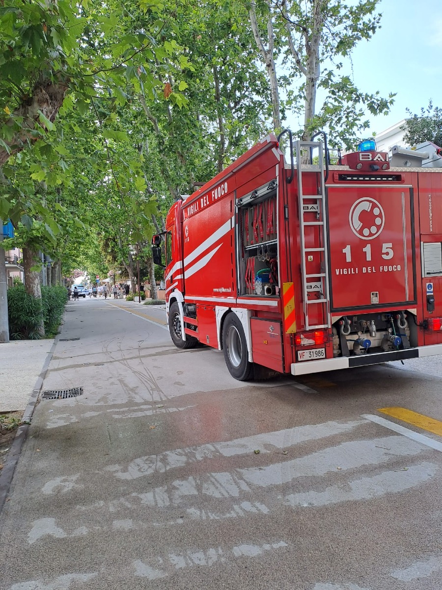 Incendio all’Hotel Royal di San Mauro Mare: paura sul lungomare - I vigili del fuoco in azione