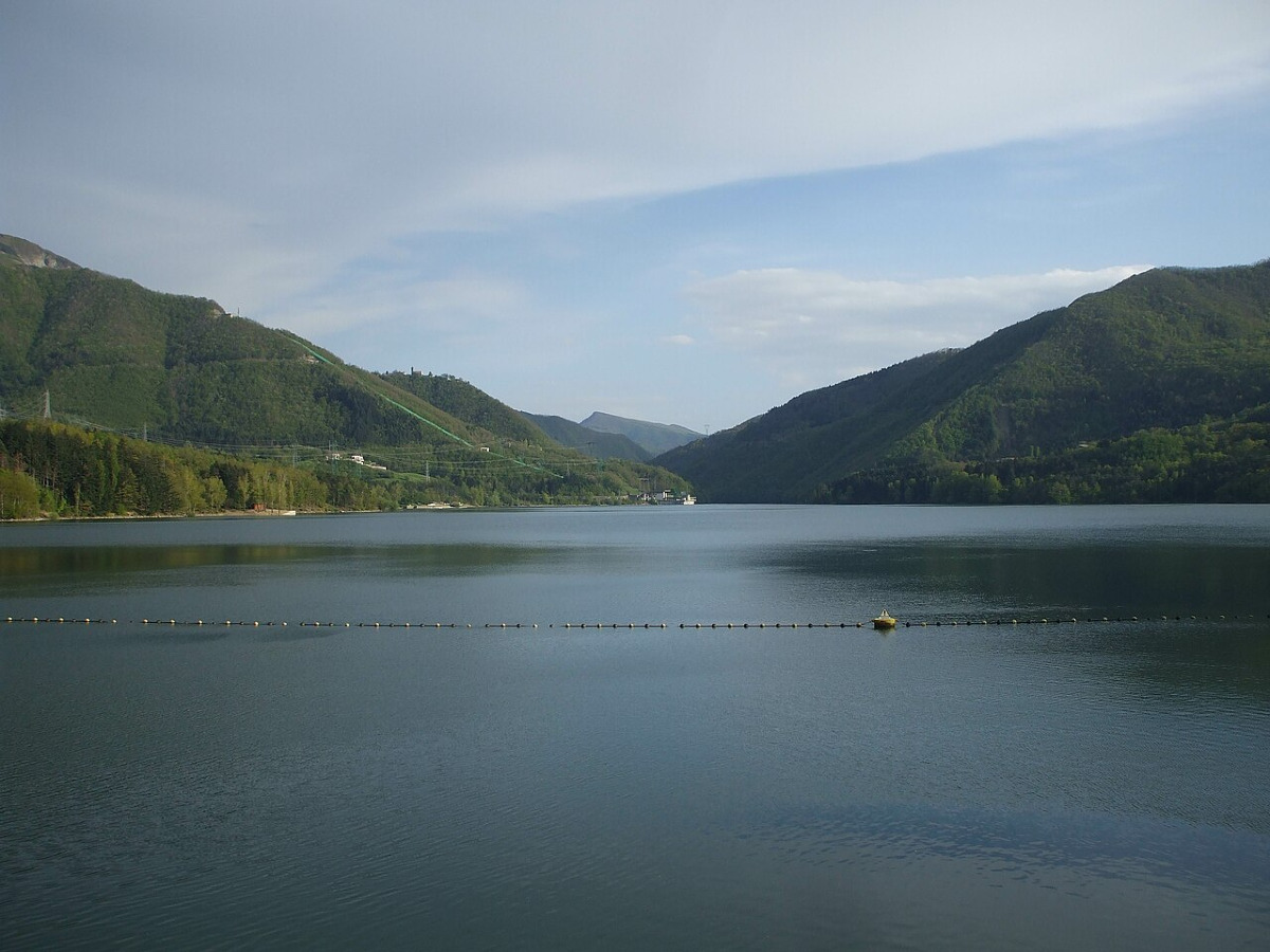 A Bologna c'è un bacino che inghiottì un borgo | Il lago che custodisce misteri tra le montagne - Foto: Deblu68/Wikipedia