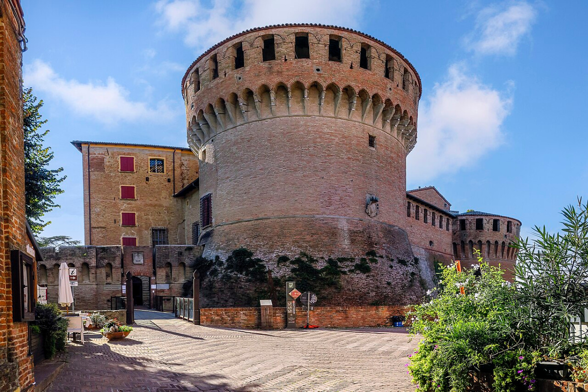 Qualcosa si nasconde nelle sue mura | La Rocca Sforzesca di Dozza e il suo lato mai raccontato - Foto: Vanni Lazzari/Wikipedia