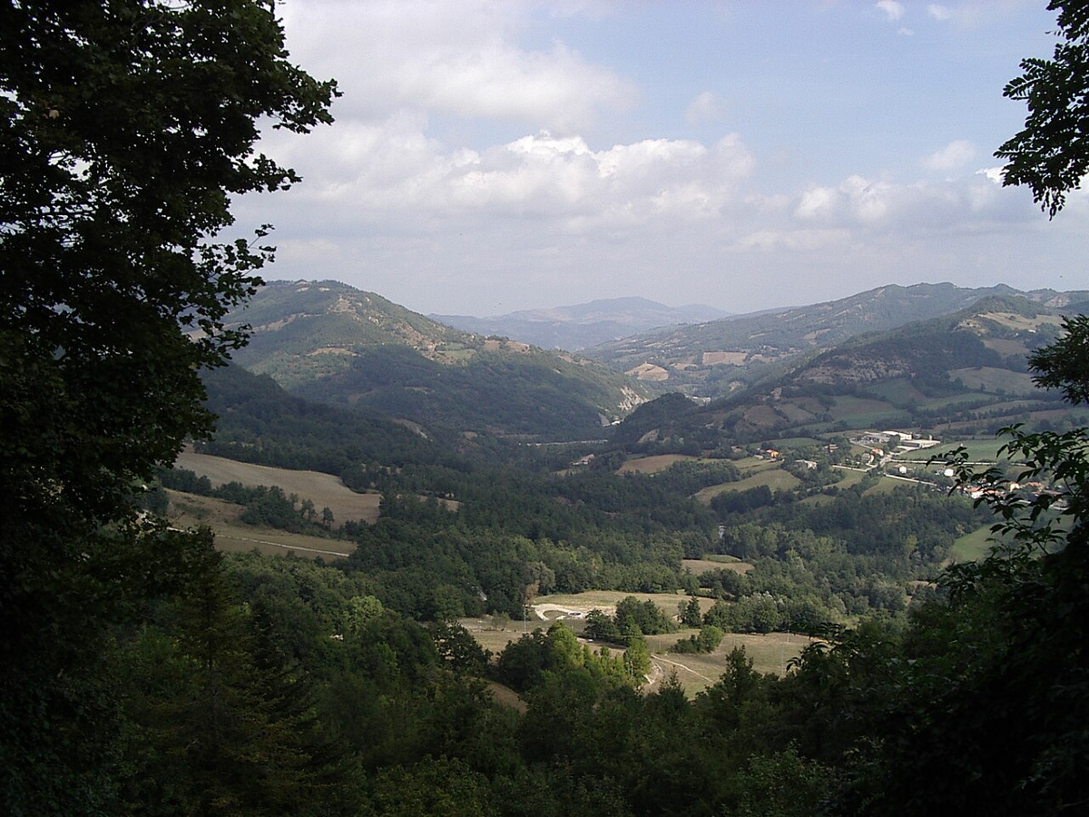 Tutti si chiedono cosa c’è dietro quella collina | Un'esperienza da vivere nel cuore dell'entroterra riminese - Foto: Adri08/Wikipedia