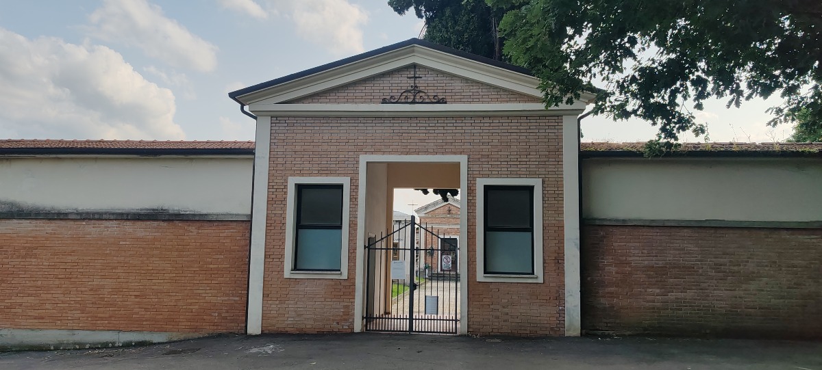 Secchiano, furti continui al cimitero: spariscono fiori, simboli e anche le grondaie -