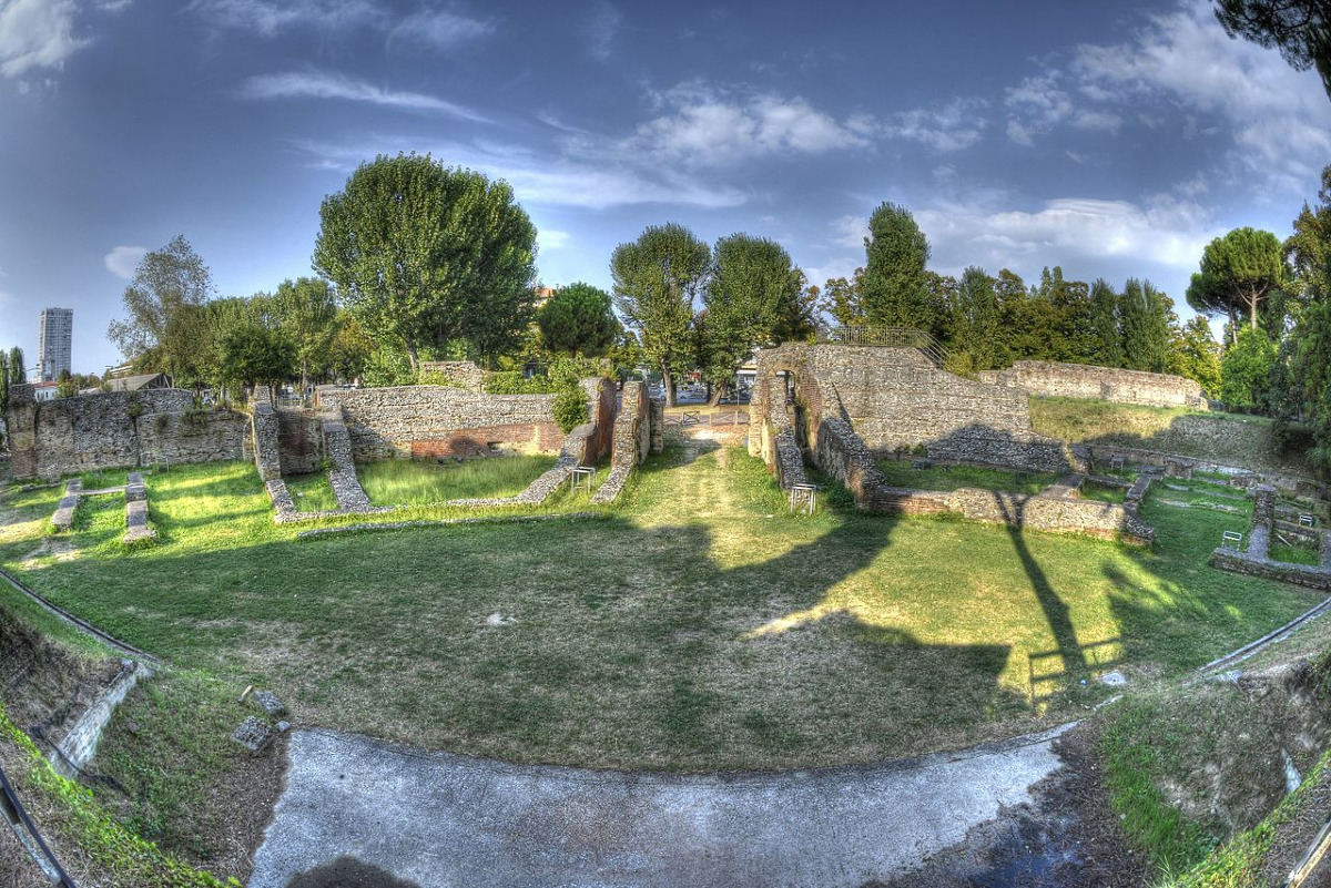 Tra vie moderne, alberi e sorprendenti storia | L'antico Anfiteatro Romano di Rimini ti lascerà senza parole - Foto: GianlucaMoretti/Wikipedia