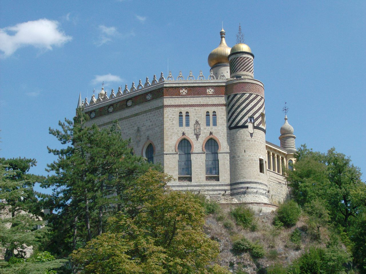 Il castello bolognese che sfida la realtà | La Rocchetta Mattei e la sua storia da brivido tra mistero e realtà - Foto: Rapallo80/Wikipedia