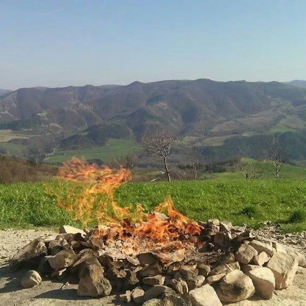 Non ci crederai mai, ma in Emilia esiste un vulcano | L'assurda fiamma eterna che arde nel cuore delle montagne - Foto: Rosa Mauro/Wikipedia