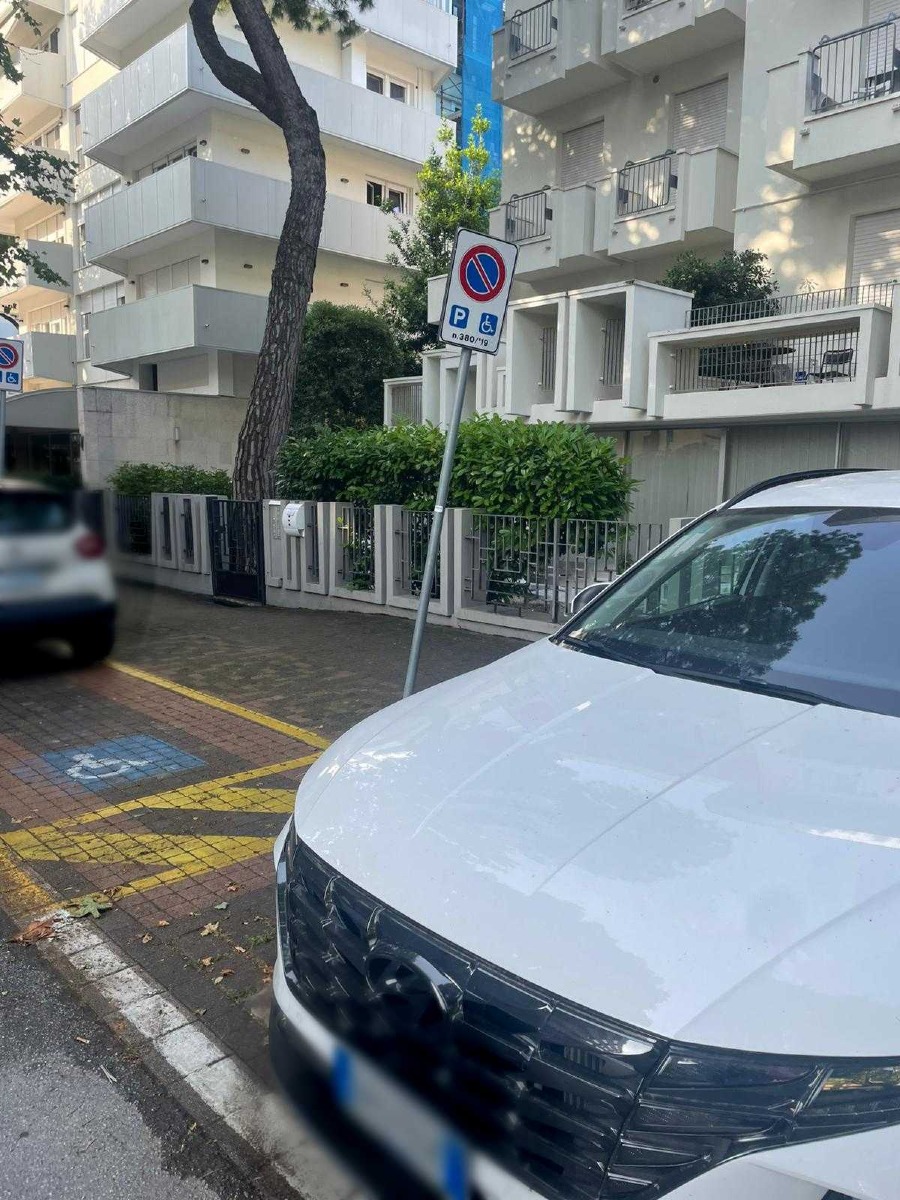 Rimini: auto in sosta vietata vicino agli stalli per disabili. La segnalazione -