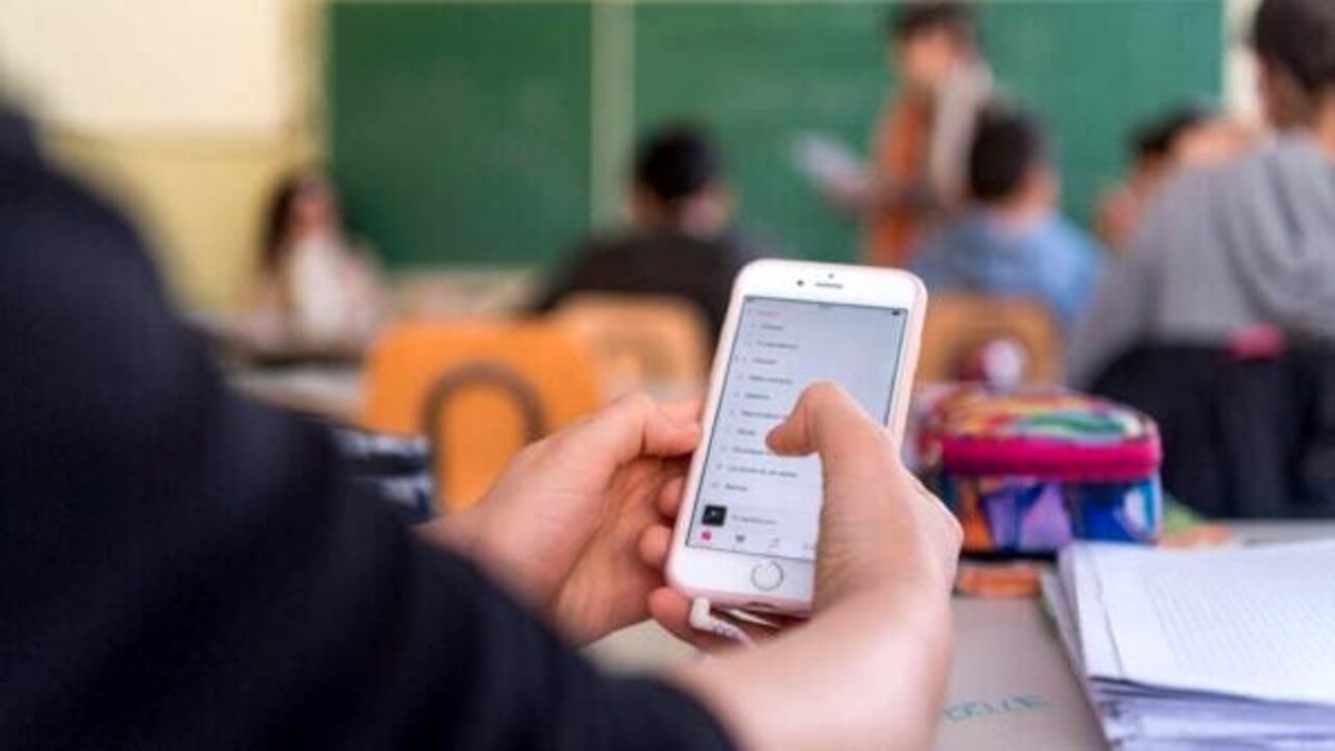 Stop cellulari in classe: "A Rimini lavoriamo da tempo su giovani e uso consapevole del digitale" - Repertorio (dal web)