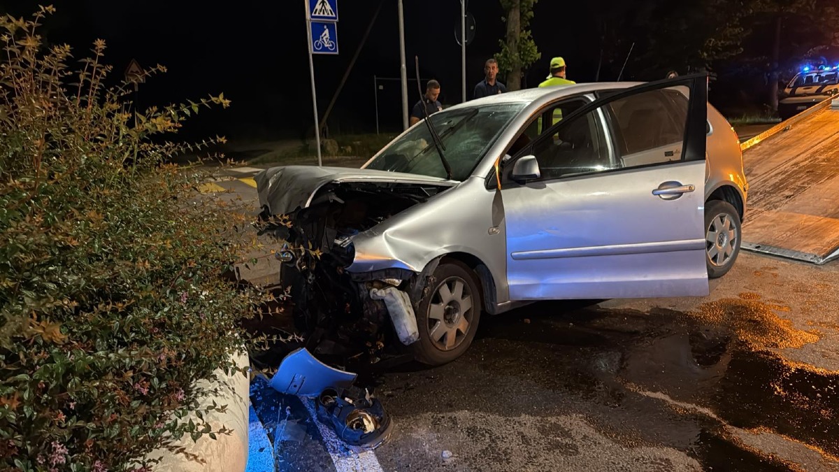 Rimini: si schianta in auto nella notte contro la rotonda - L'auto finita contro la rotonda