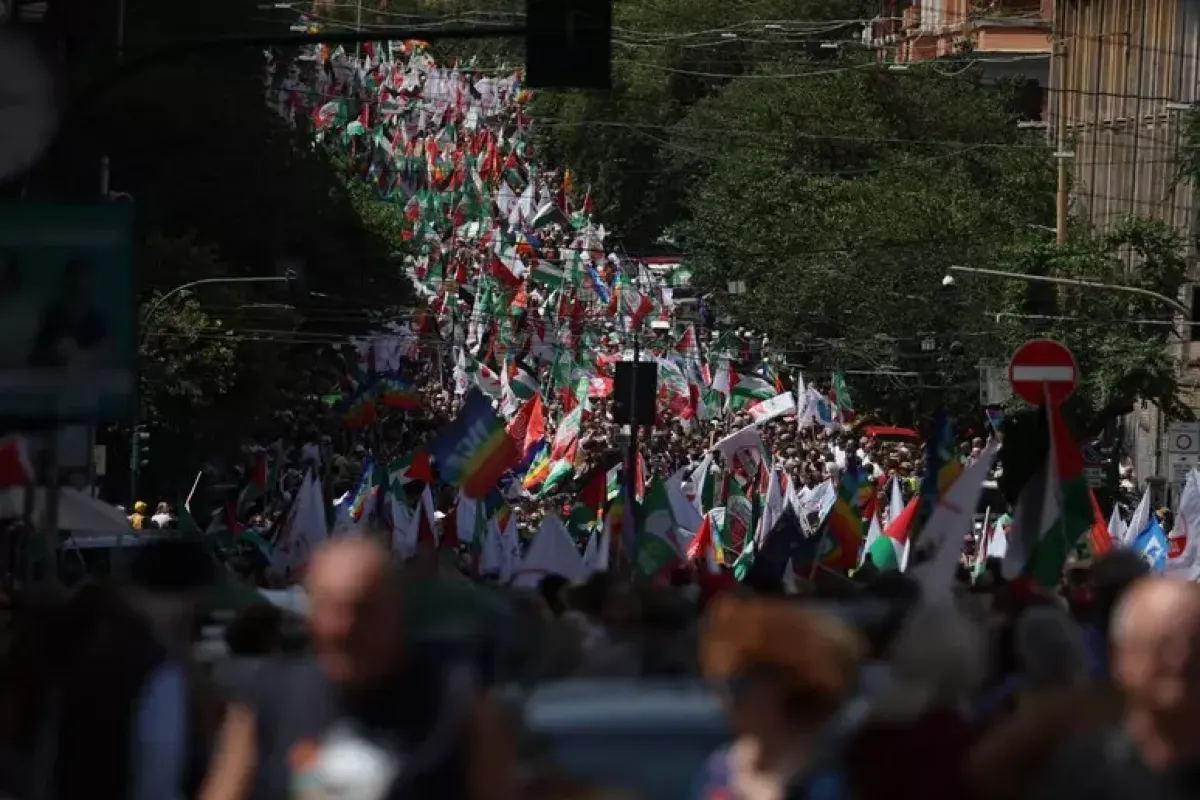 Roma, al via il corteo per Gaza con i leader di Pd, M5s e Avs - Corteo per Gaza,cori di 'Palestina libera ' e bandiere Pd-M5S-Avs © Ansa