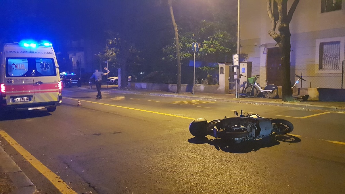 Scooter scivola sul gasolio in strada: feriti due ragazzi a Rimini -