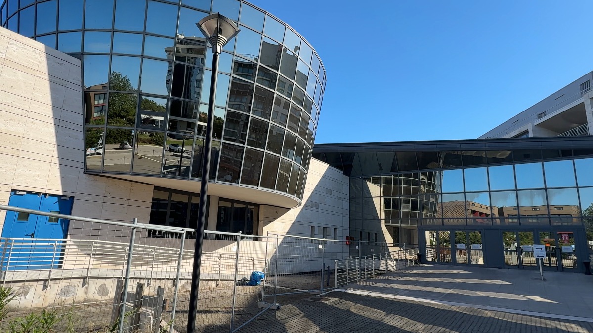 Svaligia tabaccheria e gioielleria: telecamere e guardaroba incastrano 33enne, dovrà risarcire 15mila euro - I tribunale di Rimini