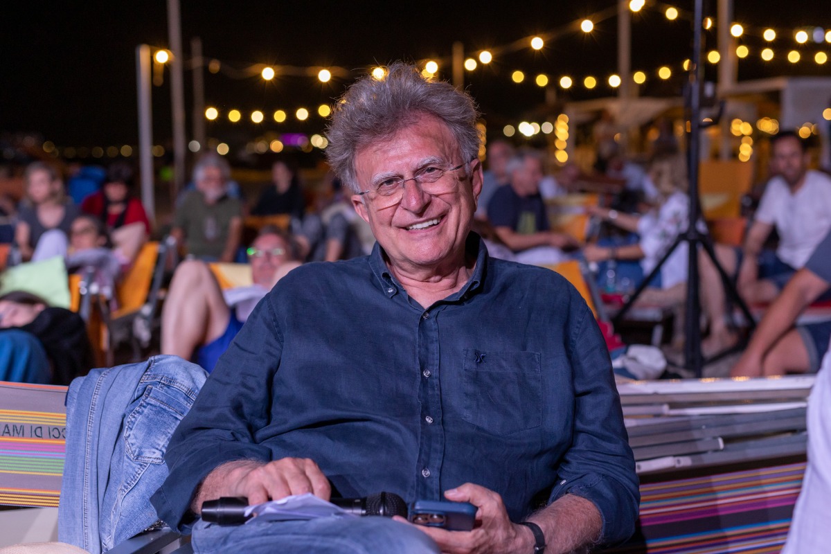 Red Ronnie in spiaggia a Rimini per una preghiera per la pace: c'è anche Cecchetto - Red Ronnie all'evento