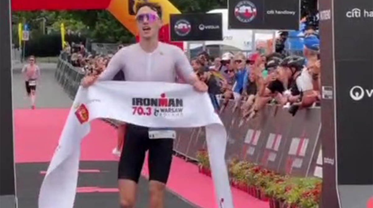 Alessio Crociani vince l'Ironman 70.3 di Varsavia: altra impresa del triatleta riminese - Crociani festeggia la vittoria