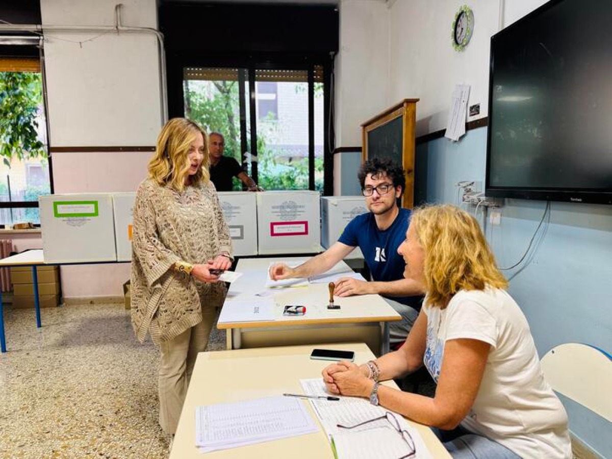 Italia al voto per i referendum, ma il quorum resta lontano - Giorgia Meloni al seggio © Ansa