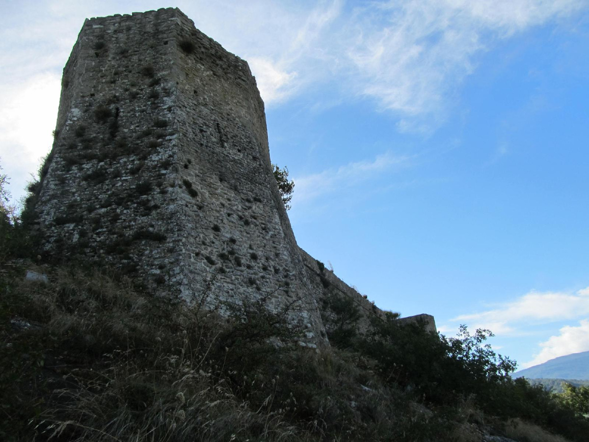 Ogni pietra racconta qualcosa di incredibile | La Rocca di Maiolo e sue leggende mai narrate - Foto: PIADINE RANDAGIE/Wikiloc