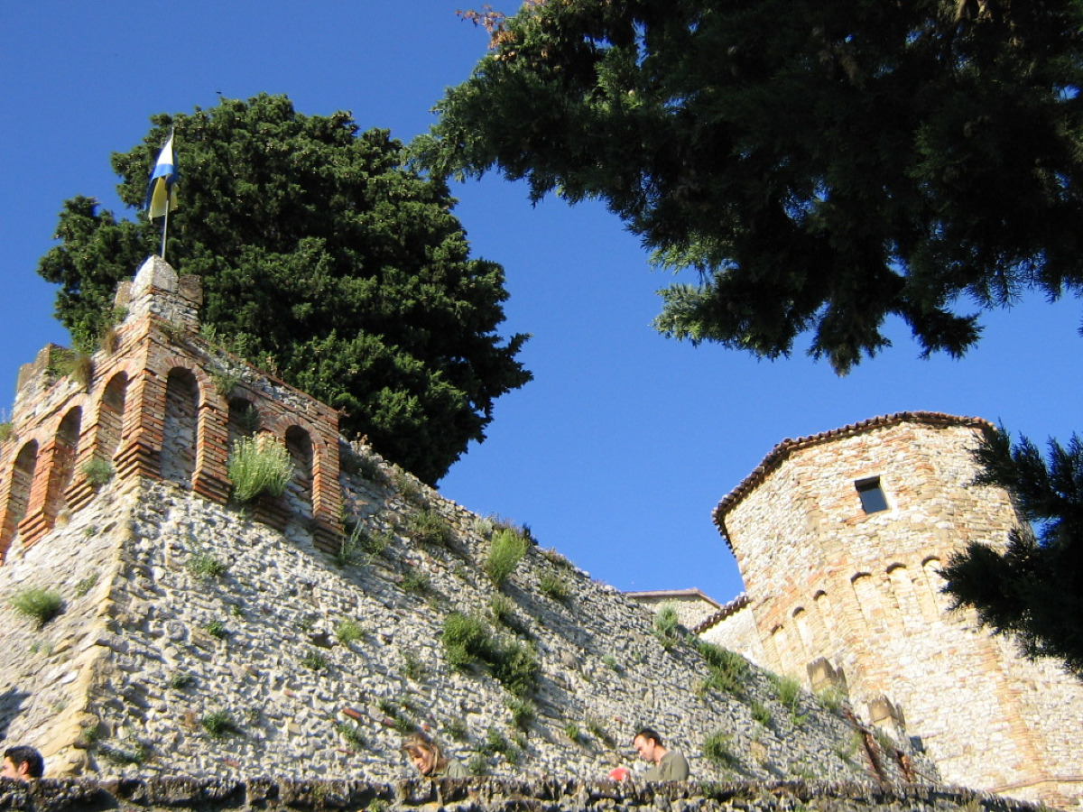 Sta facendo tremare anche gli studiosi | L'assurda verità dietro il Castello di Montebello e Azzurrina - Foto: Icio747~commonswiki/Wikipedia