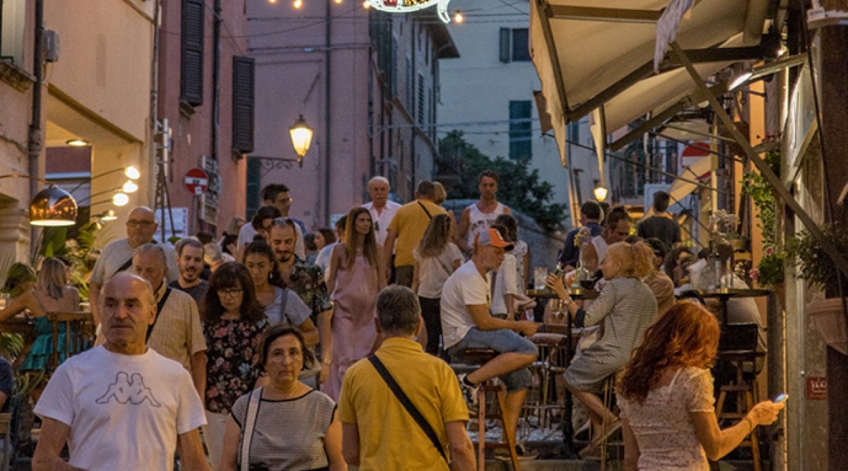 Santarcangelo: al via le Shopping Night tra danza e omaggi a Tonino Guerra - Santarcangelo accende l’estate con danza, luci e shopping