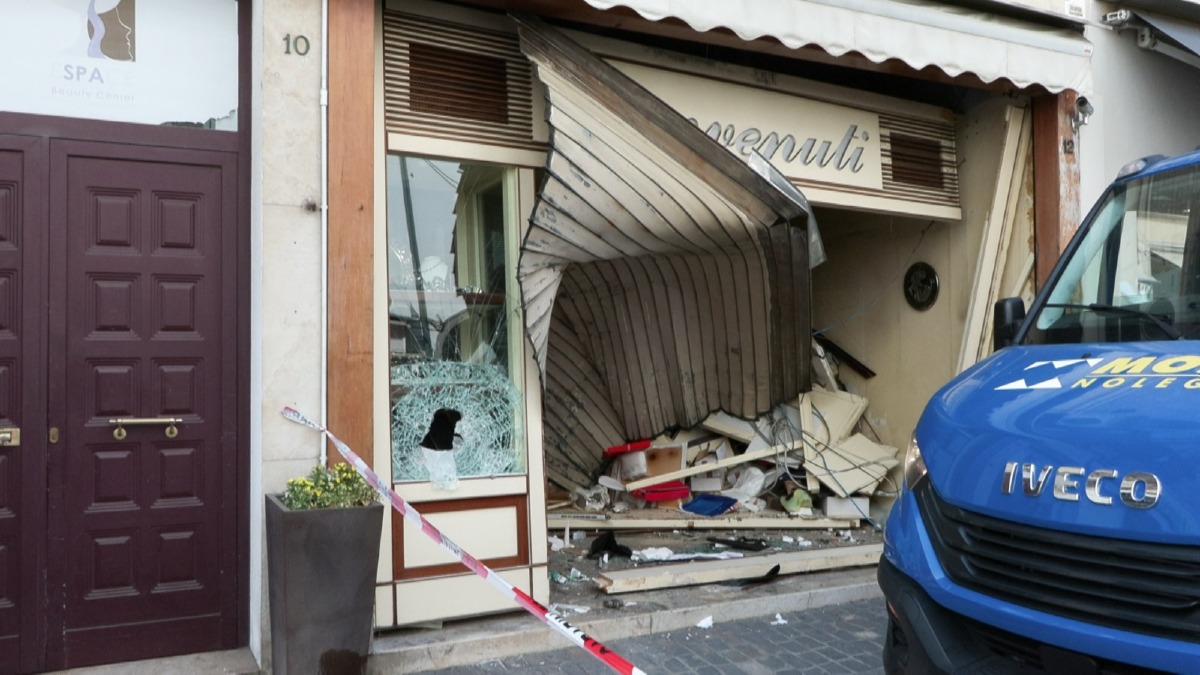Assalto notturno alla storica gioielleria Benvenuti: sfondano la vetrina con l’auto -