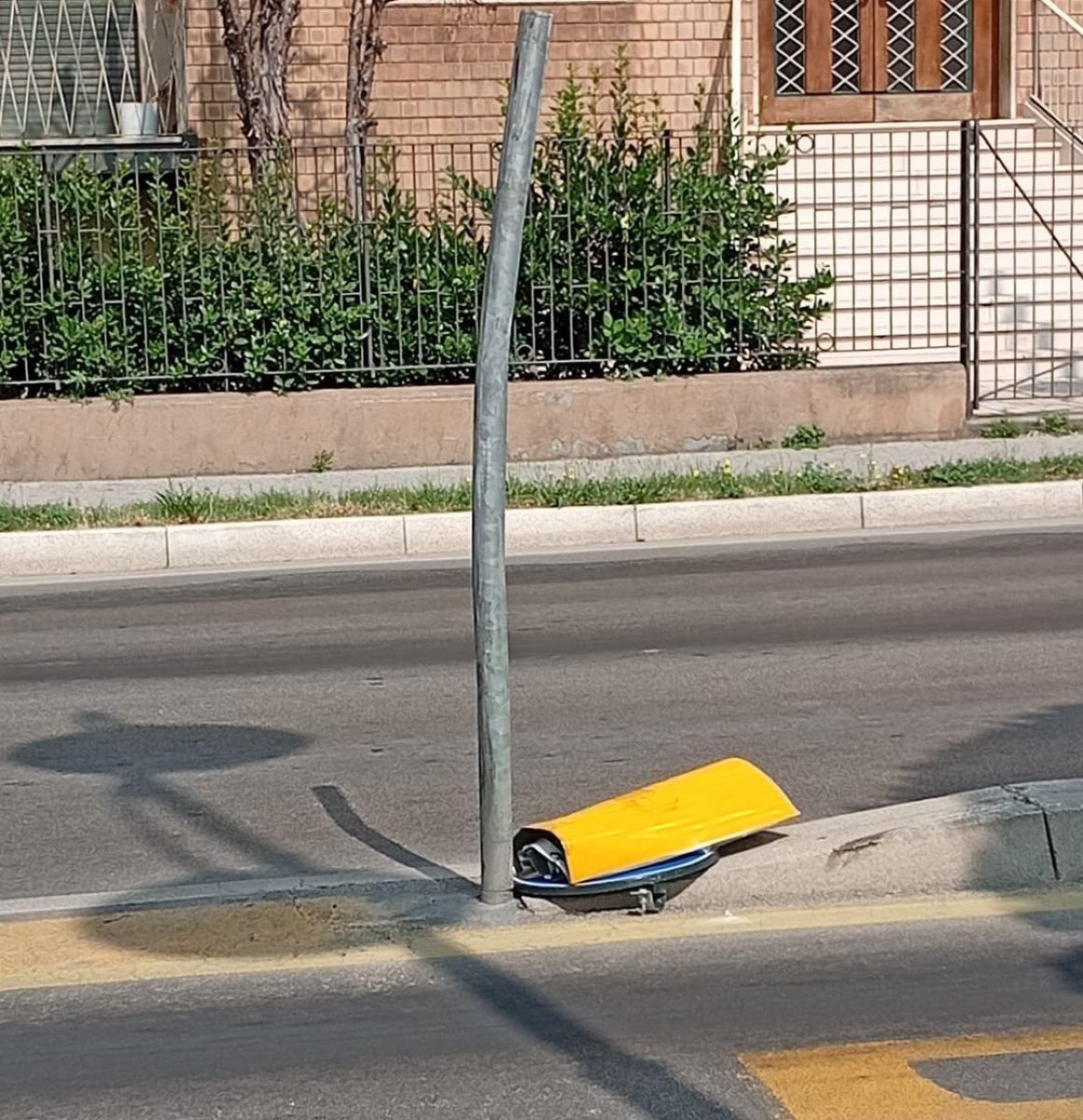 Segnaletica danneggiata in zona stazione a Rimini: la segnalazione -