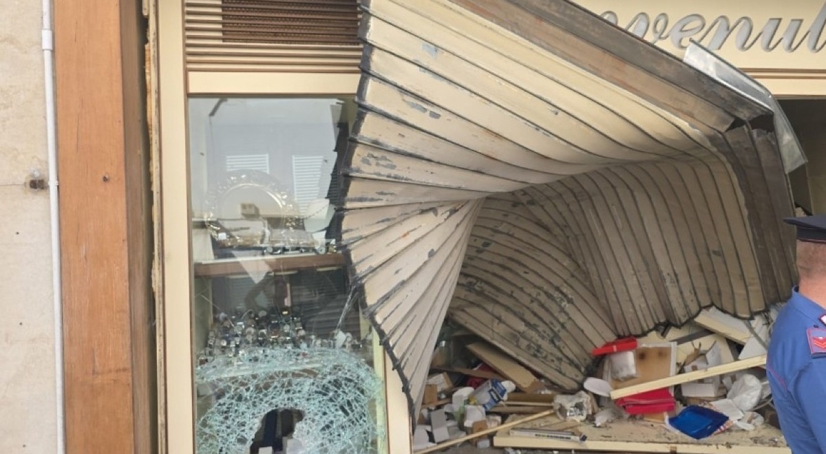 Vetrine sfondate, cittadini impauriti: la spaccata alla gioielleria riapre dibattito sicurezza a Rimini - 
