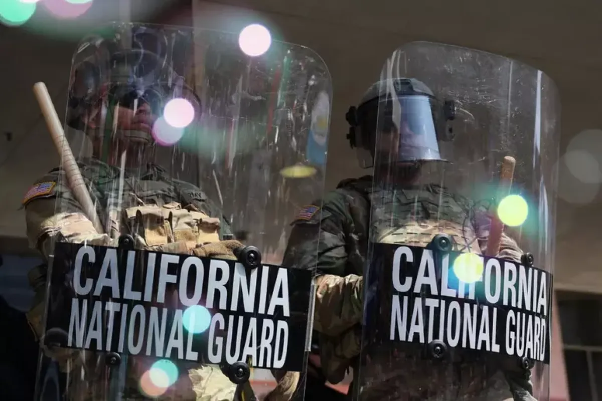 Dilagano le proteste negli Stati Uniti: 700 Marines a Los Angeles - The California National Guard protects the Federal Building during protests © Ansa/Epa