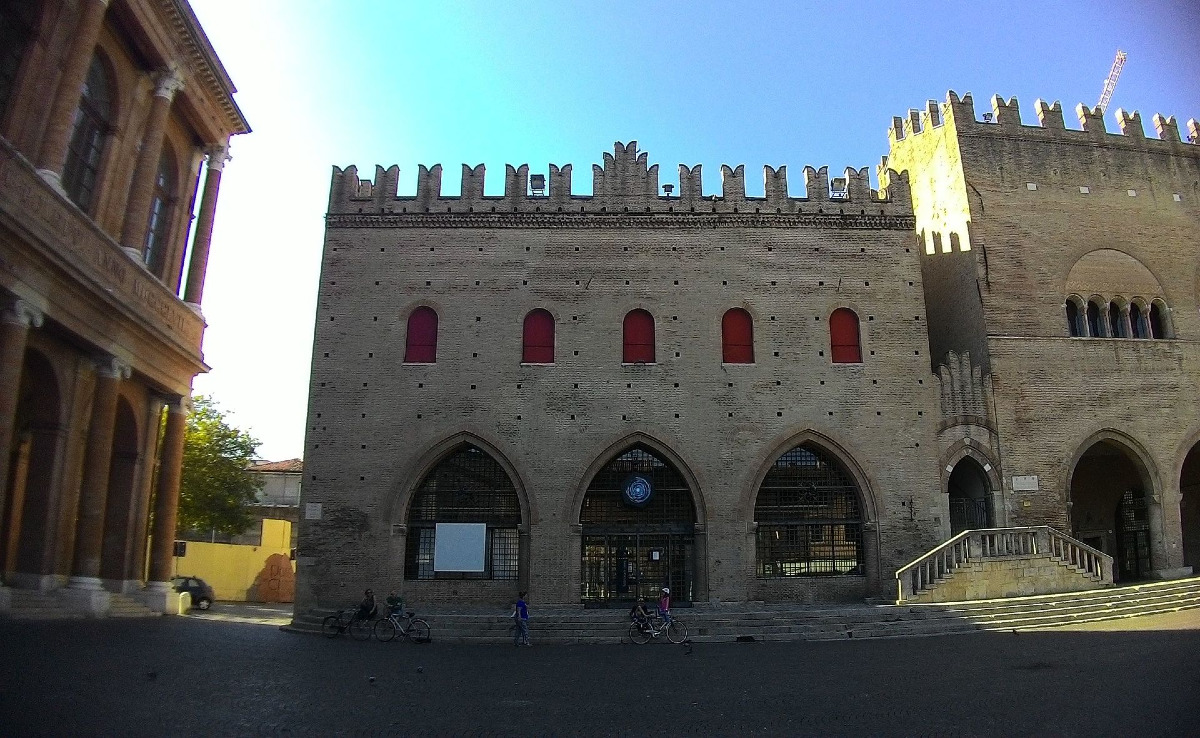 L'edificio di Rimini che racconta mille storie | Il Palazzo dell’Arengo e del Podestà e le incredibili vicende - Foto: Fringio/Wikipedia