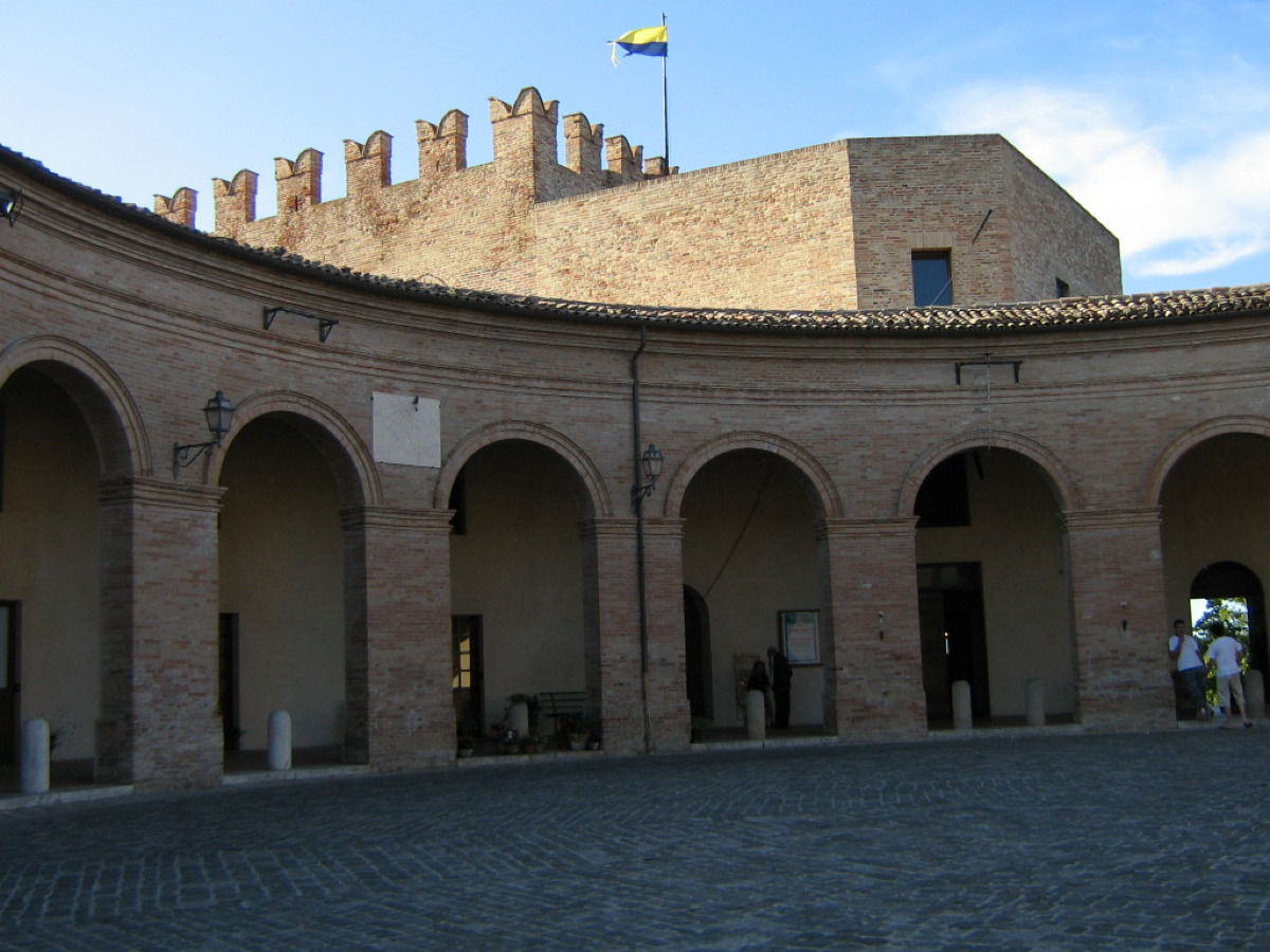 Un racconto che affascina e spaventa | Castello di Mondaino e l'incocepibile storia del Palio del Daino - Foto: Icio747~commonswiki/Wikipedia